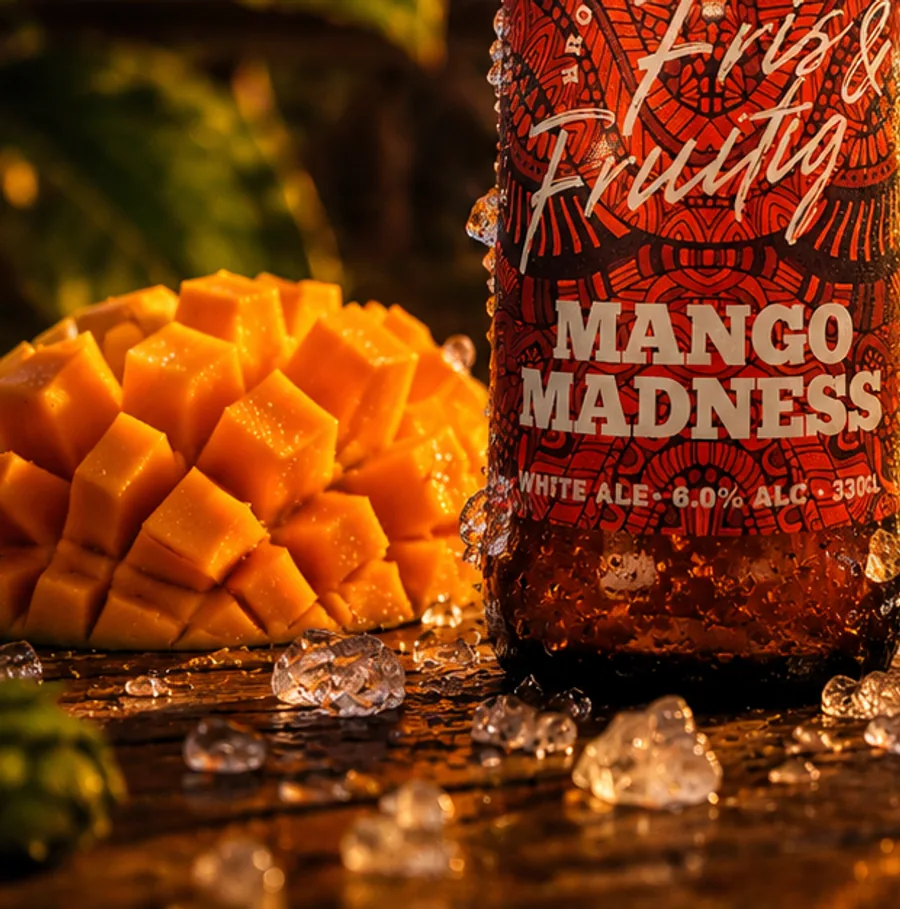 Fles Mango Madness White Ale van Brouwerij Fris & Fruitig, tussen verse mango